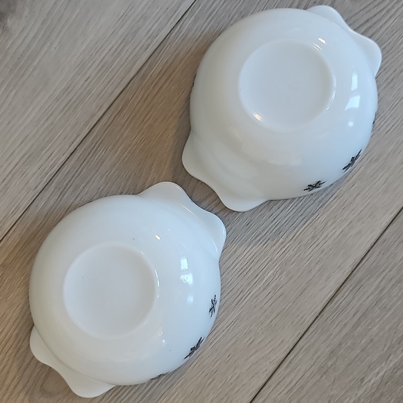 Vintage Pyrex Gaiety Snowflake Small 5" Cinderella Mixing Bowl Set Of 2 - Picture 5 of 12